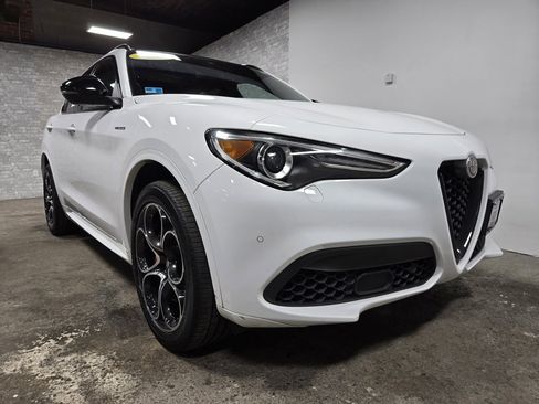 Used 2022 Alfa Romeo Stelvio Veloce image 4