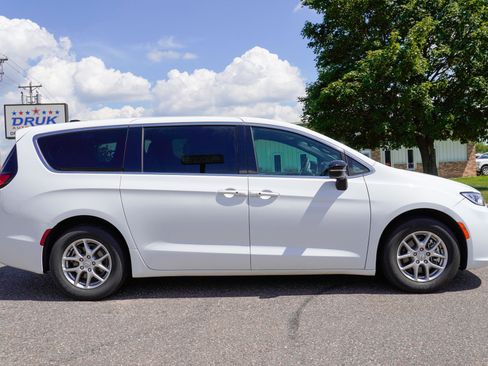 Used 2025 Chrysler Pacifica Select FWD image 2