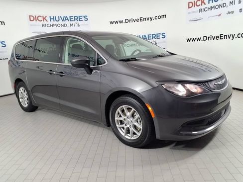 Used 2023 Chrysler Voyager LX FWD image 3