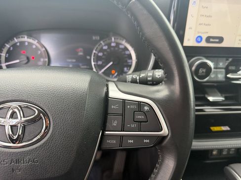 Used 2023 Toyota Highlander XLE AWD/4WD image 18