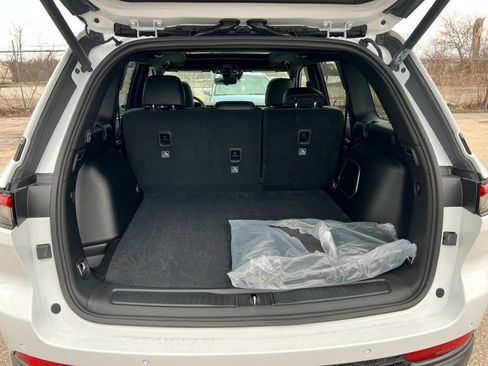 Used 2025 Jeep Grand Cherokee Limited w/ Luxury Tech Group II image 11