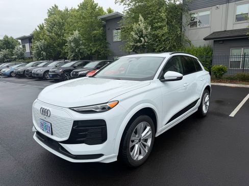 Used 2025 Audi Q6 e-tron Premium RWD image 1