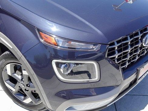 Used 2021 Hyundai Venue FWD image 2