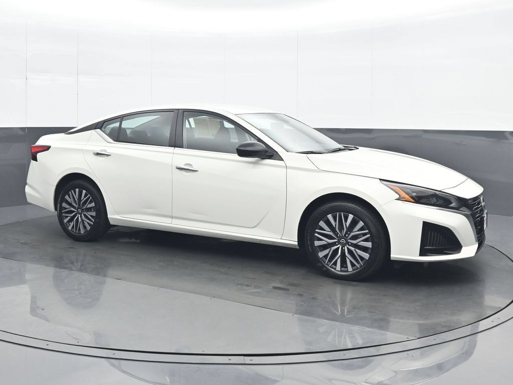 Used 2025 Nissan Altima 2.5 SV AWD/4WD image 8