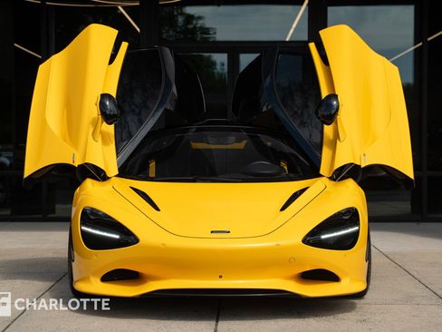 Used 2025 McLaren 750S RWD image 5