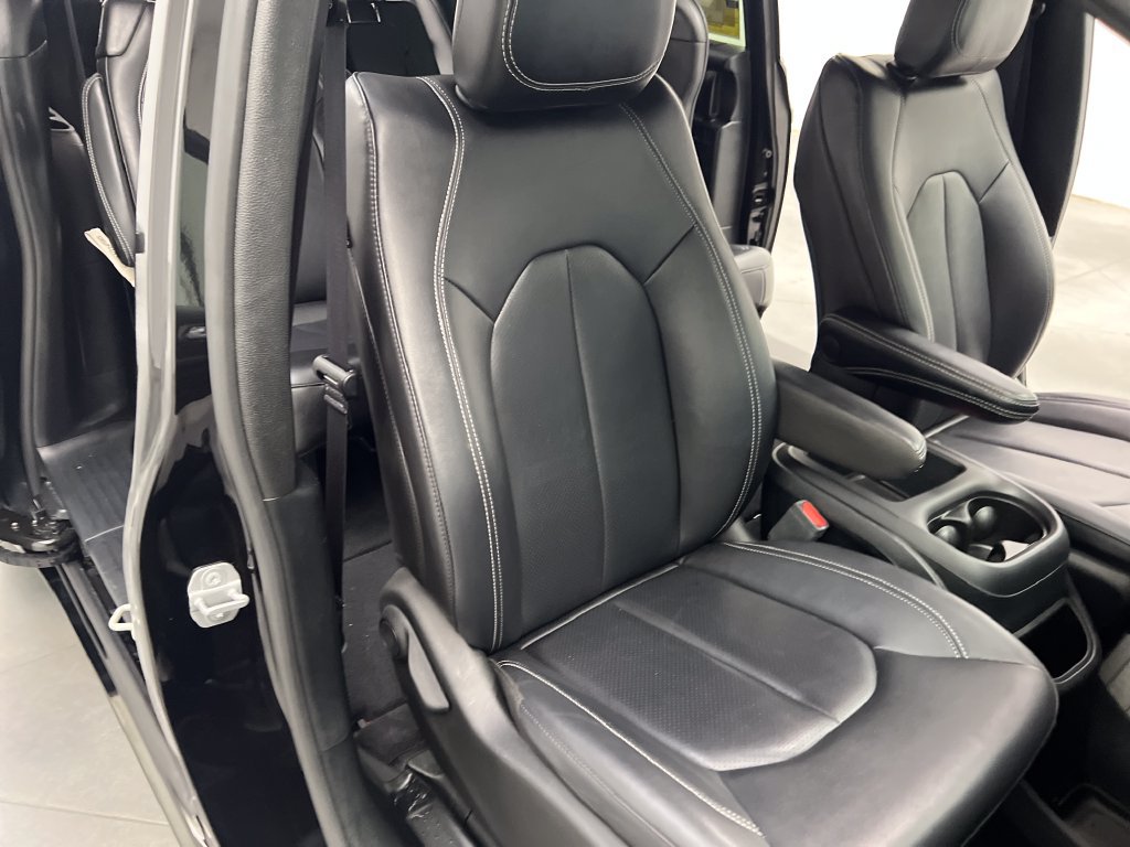 Used 2025 Chrysler Pacifica Select FWD image 37
