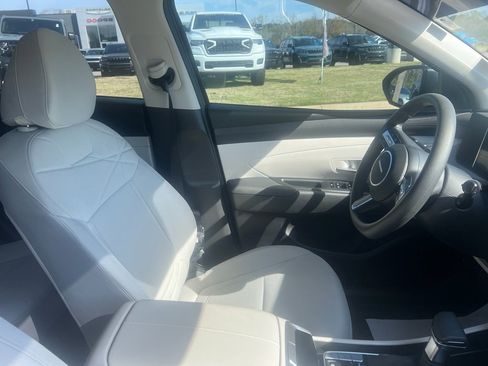 Used 2025 Hyundai Tucson SE image 13