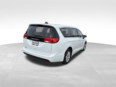 Used 2025 Chrysler Voyager LX image 9