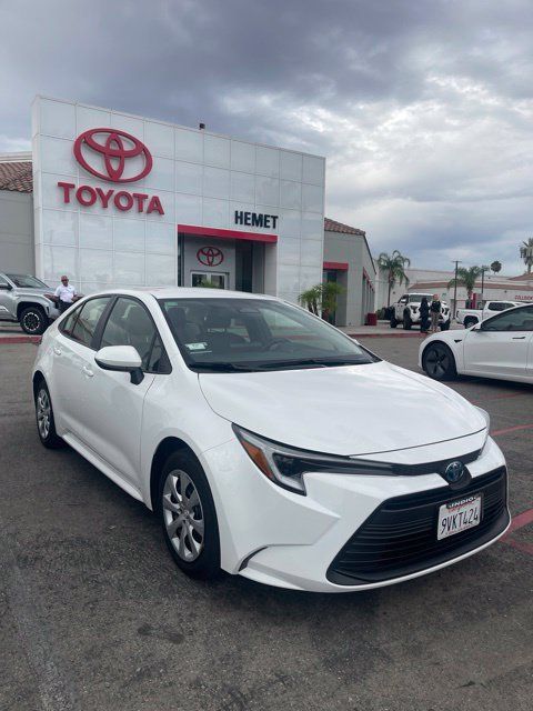 Used 2025 Toyota Corolla LE FWD image 2