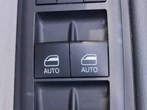 Used 2023 Chrysler Pacifica Touring-L FWD image 10