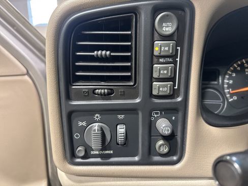 Used 2002 Chevrolet Tahoe LT image 13