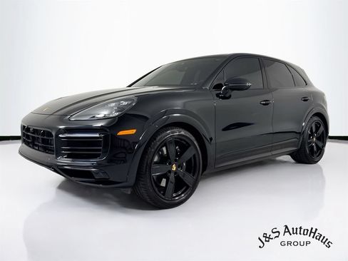 Used 2023 Porsche Cayenne GTS w/ Sport Chrono Package (8LH) AWD/4WD image 3