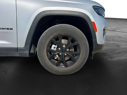 Used 2024 Jeep Grand Cherokee Altitude AWD/4WD image 13