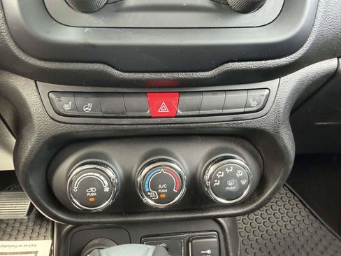 Used 2017 Jeep Renegade Latitude w/ Cold Weather Group AWD/4WD image 22