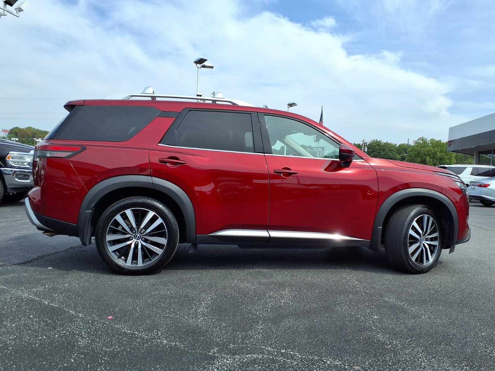 Used 2024 Nissan Pathfinder Platinum AWD/4WD image 33