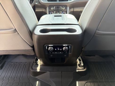 Used 2024 GMC Yukon SLT w/ SLT Luxury Package image 26