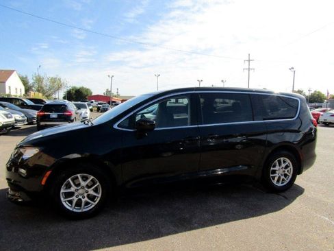 Used 2017 Chrysler Pacifica Touring FWD image 28