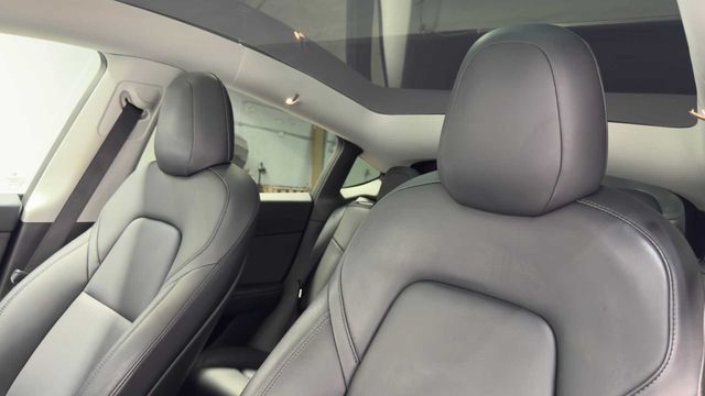 Used 2021 Tesla Model Y Long Range AWD/4WD image 30