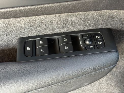 Used 2024 Volvo XC40 B5 Plus AWD/4WD image 13