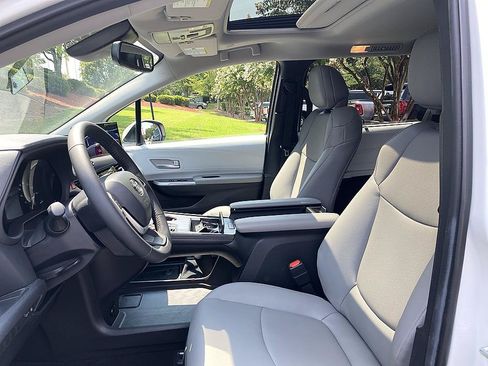 Certified 2026 Toyota Sienna XLE FWD image 11