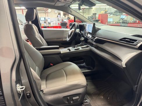 Used 2026 Toyota Sienna XLE FWD image 19