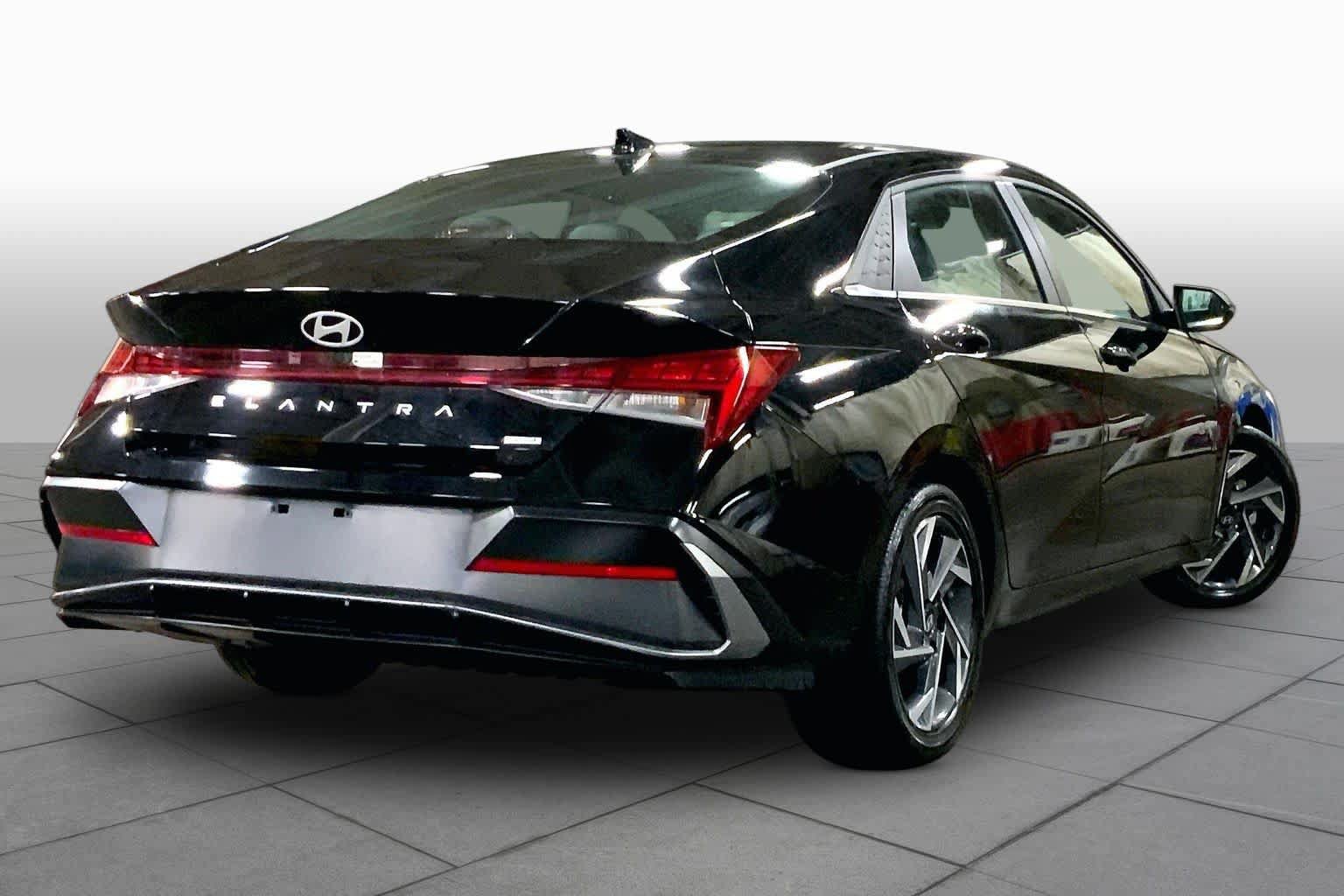 Used 2025 Hyundai Elantra Limited FWD image 13