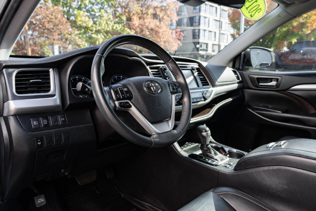 Used 2019 Toyota Highlander XLE AWD/4WD image 26