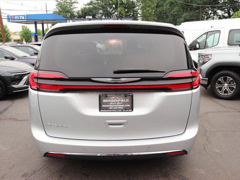 Used 2024 Chrysler Pacifica Touring-L FWD image 4