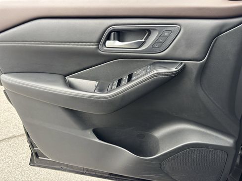 Used 2023 Nissan Rogue SL image 11