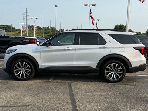 New 2026 Ford Explorer ST-Line AWD/4WD image 2