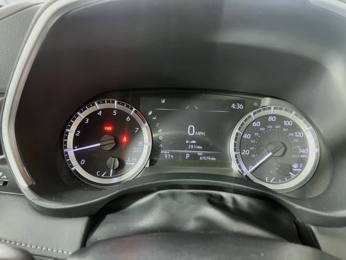 Used 2024 Toyota Highlander XLE FWD image 21