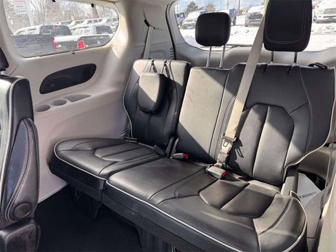 Used 2024 Chrysler Pacifica Limited image 9