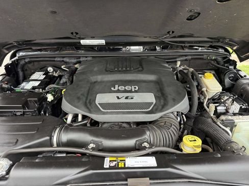 Used 2015 Jeep Wrangler Unlimited Sahara AWD/4WD image 13
