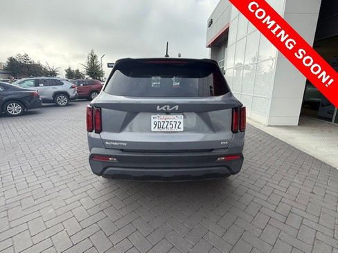 Used 2023 Kia Sorento LX image 3