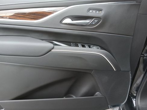 Used 2024 Cadillac Escalade Premium Luxury image 9