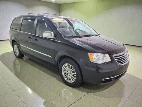 Used 2015 Chrysler Town & Country Touring-L image 2