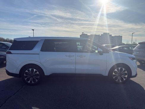 Used 2024 Kia Carnival EX image 4