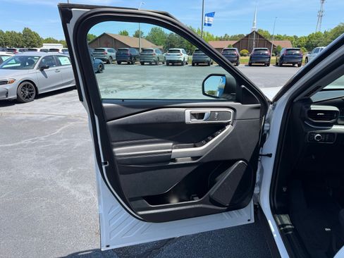 Used 2022 Ford Explorer XLT AWD/4WD image 22