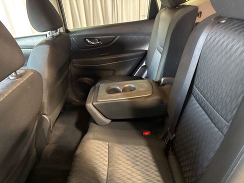 Used 2019 Nissan Rogue SV image 16