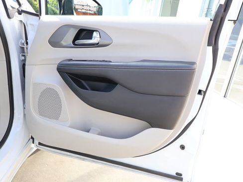 Used 2024 Chrysler Pacifica Touring-L FWD image 33