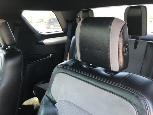 Used 2017 Ford Explorer XLT w/ Equipment Group 202A AWD/4WD image 19