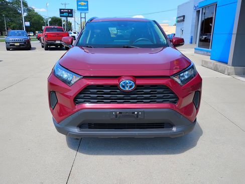 Used 2021 Toyota RAV4 LE AWD/4WD image 2