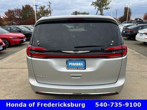 Used 2024 Chrysler Pacifica Touring-L image 5