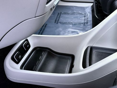 Used 2018 Chrysler Pacifica Touring-L image 46