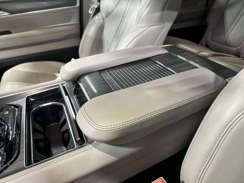 Used 2023 Jeep Wagoneer Series III w/ Premium Group I AWD/4WD image 28