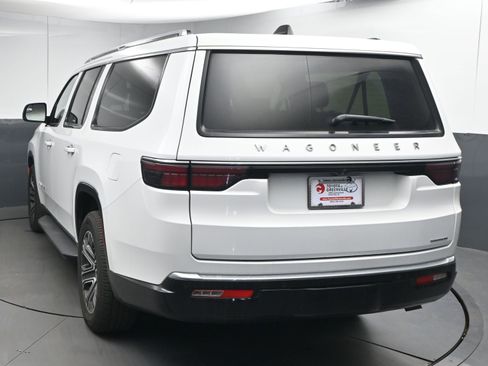 Used 2024 Jeep Wagoneer L Series II image 2