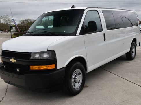 Used 2019 Chevrolet Express 3500 LS RWD image 3