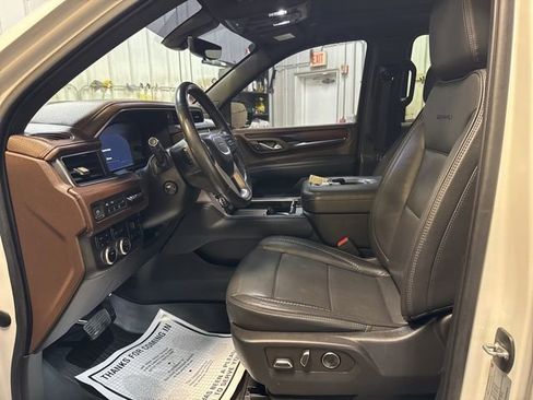 Used 2022 GMC Yukon XL Denali w/ Denali Premium Package AWD/4WD image 13