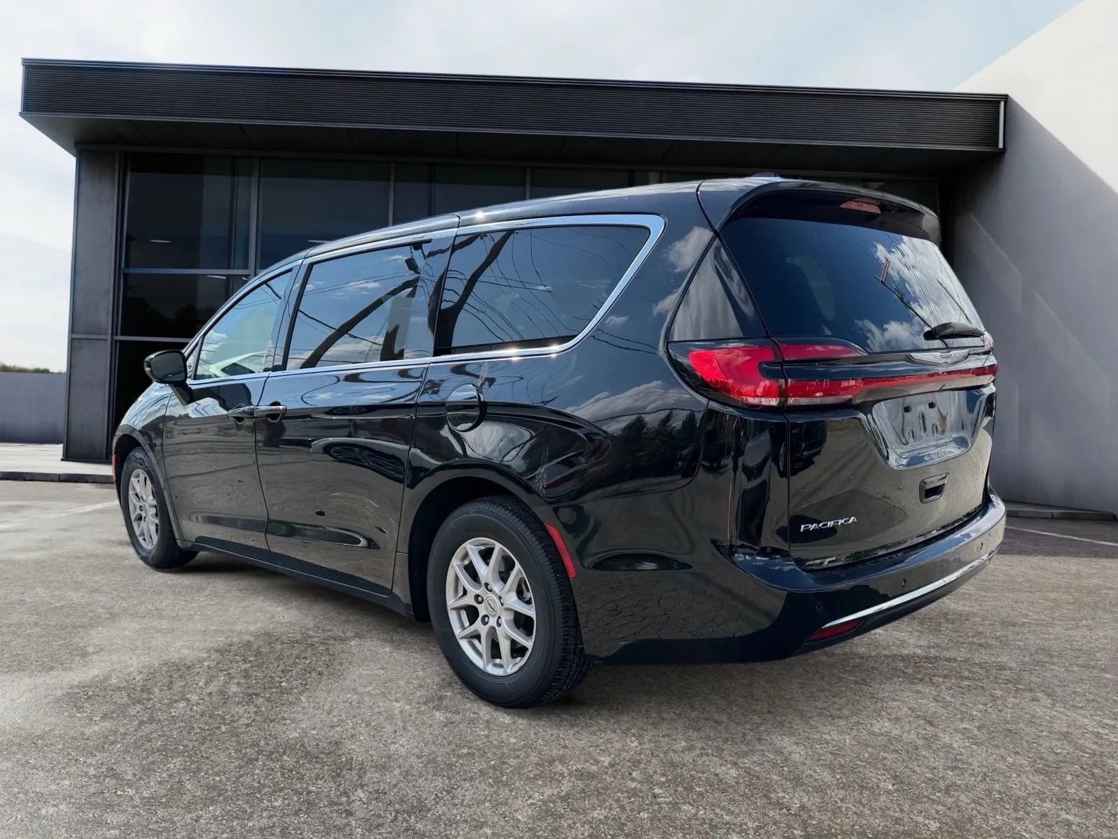 Used 2024 Chrysler Pacifica Touring-L FWD image 3