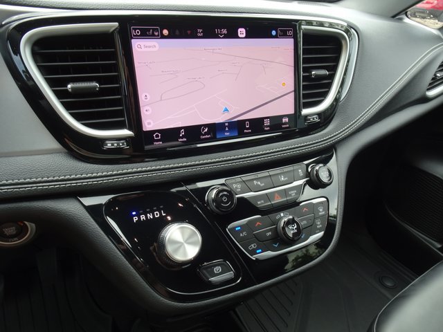 Used 2024 Chrysler Pacifica Limited w/ Uconnect Theater Family Group FWD image 18